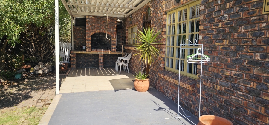 5 Bedroom Property for Sale in Middedorp Western Cape